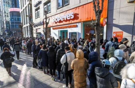[파파이스 강남점에 사람들이 줄 서 있는 모습. 사진 파파이스]