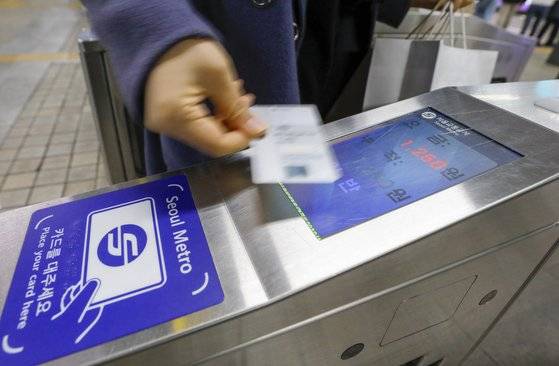 31일 오전 서울 시내 지하철역에서 시민들이 지하철을 이용하는 모습. 뉴스1