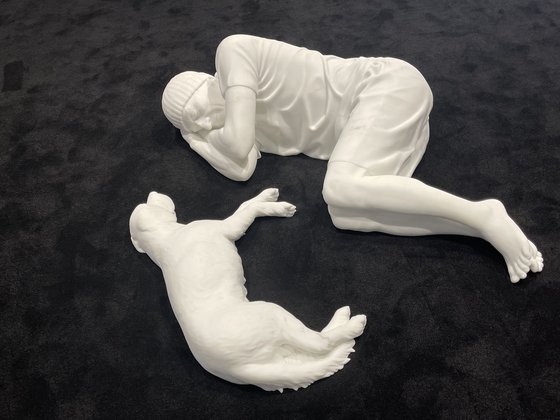 한 사람과 그의 개를 표현한 대리석 조각 '숨'. 죽음을 모티프로 한 작품 중 하나다. [사진 이은주]
