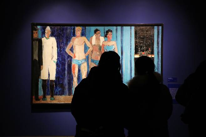 앙드레 브라질리에의 서커스를 소재로 한 그림을 관람객들이 감상하고 있다./한수빈 기자