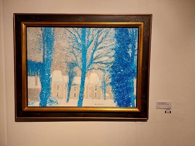 앙드레 브라질리에의 ‘멈추어라, 순간이여!’ 특별전에 전시된 그림 <눈 오는 마세의 작은 성>. 겨울 눈 내리는 풍경을 점묘법으로 표현했다./김찬호 기자