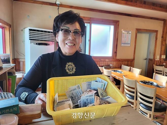 충북 청주시 서원구 양촌리에서 만나김치식당를 운영하는 박영숙씨가 5일 오후 1000원짜리 지폐가 담긴 돈바구니를 들어보이고 있다. 박씨는 15년째 손님들에게 아침식사를 1000원에 제공하고 있다. 이삭 기자.