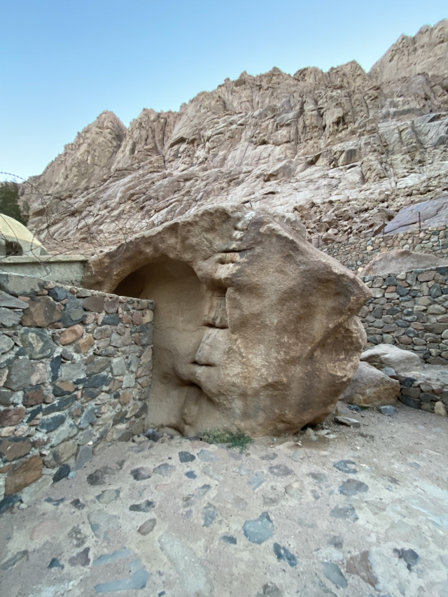 시내산의 또 다른 입구에 있는 '모세의 돌' 모습.