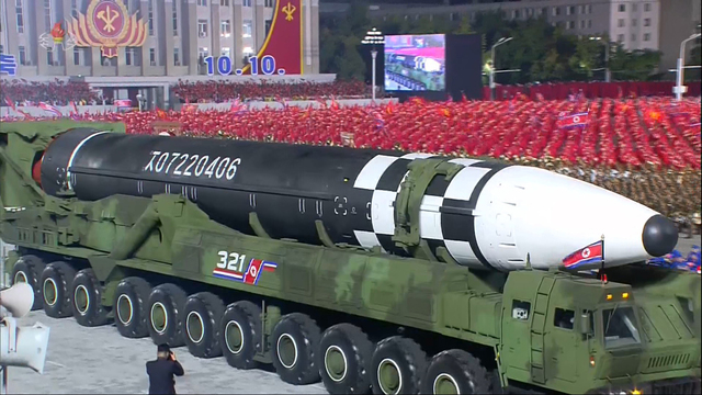북한이 2020년 10월 10일 노동당 창건 75주년 기념 열변식에서 신형 대륙간탄도미사일(ICBM)을 공개하는 모습. 연합뉴스