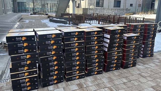 익명의 기부자가 코로나19 대응에 애써온 강원 평창군 보건의료원 직원과 의료진에게 최근 한라봉 200상자를 보내왔다고 5일 평창군이 밝혔다. 기부자는 '코로나19 대응으로 휴일도 없이 근무하는 지역 보건의료인들에게 감사하는 마음으로 힘을 보태고 싶었다'는 메시지와 함께 간식을 보낸 것으로 알려졌다.
  【사진 제공=평창군】