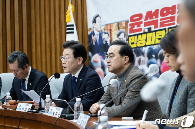 이재명 더불어민주당 대표(왼쪽 첫번째)가 3일 서울 여의도 국회에서 열린 확대간부회의에서 모두 발언을 하고 있다. /사진=뉴스1
