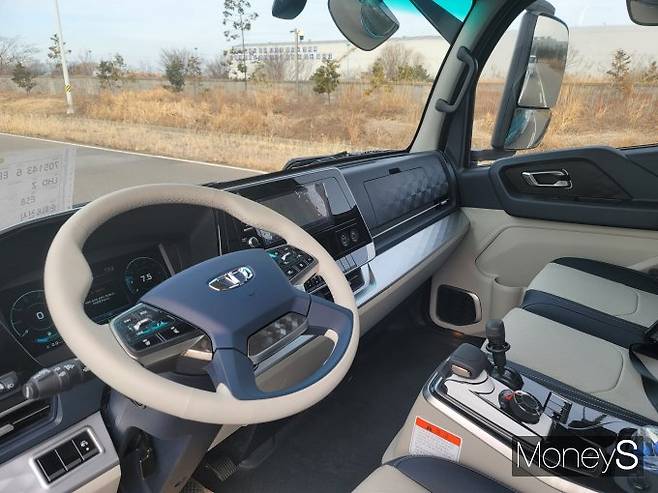 타타대우상용차 2023 더쎈의 실내는 승용차 못지않은 깔끔한 인테리어가 적용됐다. /사진=김창성 기자