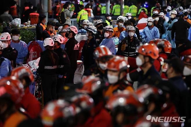 [서울=뉴시스] 백동현 기자 = 지난 29일 밤 서울 용산구 이태원 일대에서 대규모 압사사고가 발생한 가운데 30일 새벽 구급대원들이 시신 이송을 위해 대기하고 있다. 경찰에 따르면 이날 03시 기준 사망자는 120명으로 집계됐다. 2022.10.30. livertrent@newsis.com