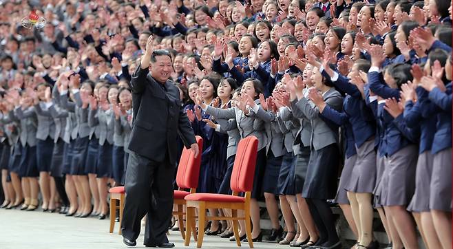 [서울=뉴시스] 김정은 북한 조선노동당 총비서 겸 국무위원장이 지난 1일 조선인민혁명군 창건 90돌 경축 열병식을 성과적으로 보장하는데 기여한 평양시 안의 대학생, 근로청년들과 기념사진을 찍었다고 3일 보도했다. (사진=조선중앙TV 캡처) 2022.05.03. photo@newsis.com *재판매 및 DB 금지