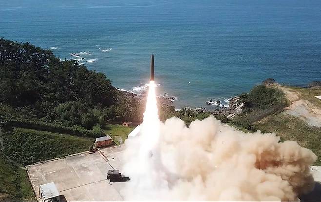 한국군의 고위력 탄도미사일이 발사대에서 발사되고 있다. 세계일보 자료사진