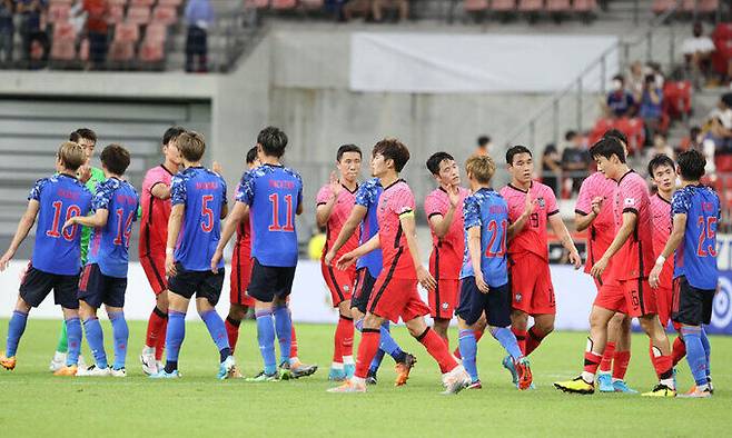 한국과 일본 축구대표팀 선수들이 27일 오후 일본 아이치현 도요타 스타디움에서 열린 2022 동아시아축구연맹(EAFF) E-1 챔피언십(동아시안컵) 3차전 경기를 마친 뒤 인사를 나누고 있다. 뉴시스