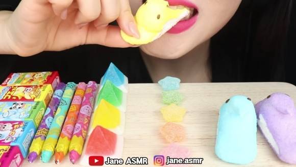 온라인상에서 입만 나오는 먹방으로 구독자 1730만명을 보유한 한국인 유튜버가 화제다. ‘Jane ASMR 제인’ 채널 캡처