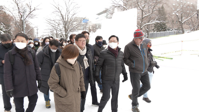 이장우(오른쪽에서 세번째) 대전시장이 눈축제 행사장을 둘러보고 있다. 사진제공=대전시