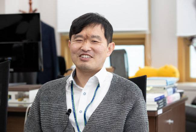 수원지방법원 1504호 판사실에서 ‘신동아’와 만난 김동현 판사. [지호영 기자]