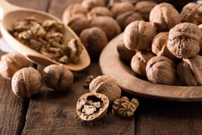 호두는 피칸보다 더 봉긋하고 아주 연한 갈색에 고불고불한 홈이 많이 패 있다. 쌉싸래한 맛이 도드라진다. [게티이미지]