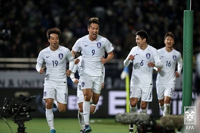 축구대표팀 선수들이 2017년 12월 일본 도쿄에서 열린 EAFF컵 한일전에서 4-1 대승을 결정짓는 득점에 기뻐하고 있다. 대한축구협회 제공