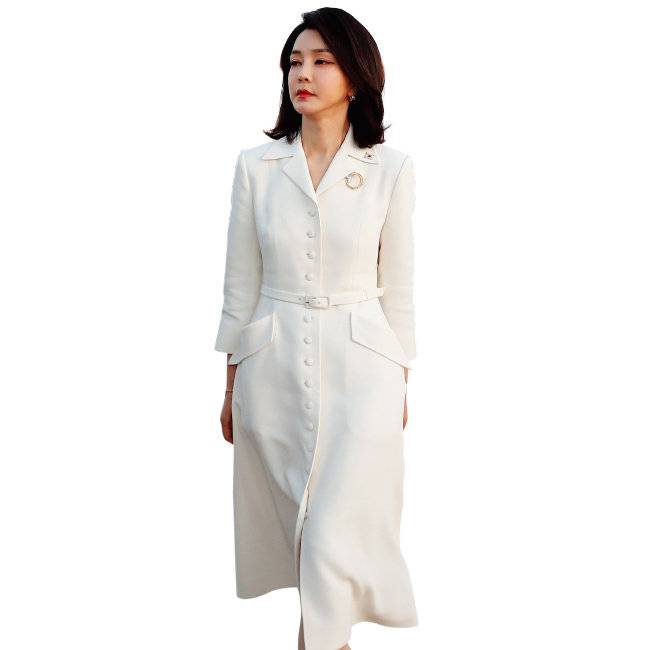 화이트 원피스 차림의 김 여사가 지난해 6월 27일 북대서양조약기구 (NATO·나토) 정상회의 참석차 스페인을 방문했다. [뉴스1]
