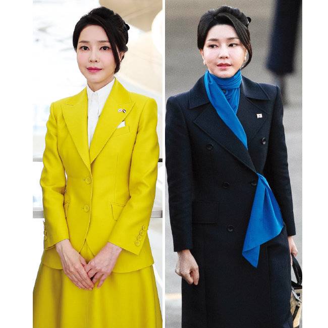 윤석열 대통령의 아랍에미리트 순방에 동행한 김건희 여사는 1월 17일 머스터드 컬러의 투피스 룩을 선보여 시선을 끌었다(왼쪽).    1월 21일 김 여사가 블랙 투피스에 파란 스카프를 매치한 룩으로 스위스 다보스포럼 순방 일정을 마치고 서울공항에 도착했다. [대통령실 제공, 뉴스1]