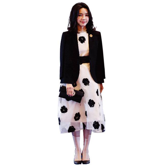 김 여사가 블랙 & 화이트 스타일로 지난해 11월 12일 캄보디아에서 기념촬영을 하고 있다. [뉴시스]