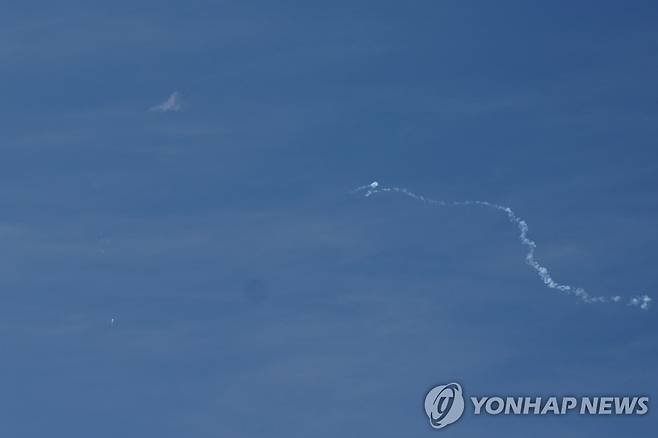 미국이 격추한 중국 풍선 (워싱턴=연합뉴스) 미국 정부가 정찰용이라고 주장한 중국 풍선이 4일(현지시간) 미 동부 해안에서 격추되는 모습. 2023.2.4