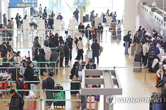 인천공항 이용객 3년만에 반등 (영종도=연합뉴스) 김도훈 기자 = 코로나19 팬데믹으로 막혔던 하늘길이 다시 열리면서 인천공항을 찾는 이용객 수도 3년 만에 반등했다.
    8일 인천국제공항공사에 따르면 지난해 인천공항 연간 이용객은 1천786만9천759명으로, 코로나19 유행 후 최저치를 찍은 2021년(319만8천909명) 대비 460% 증가했다. 
    코로나19가 발발한 2020년을 기점으로 지속하던 감소 추세가 꺾인 것이다.
    사진은 8일 인천국제공항 제1여객터미널 출국장 모습. 2023.1.8 superdoo82@yna.co.kr