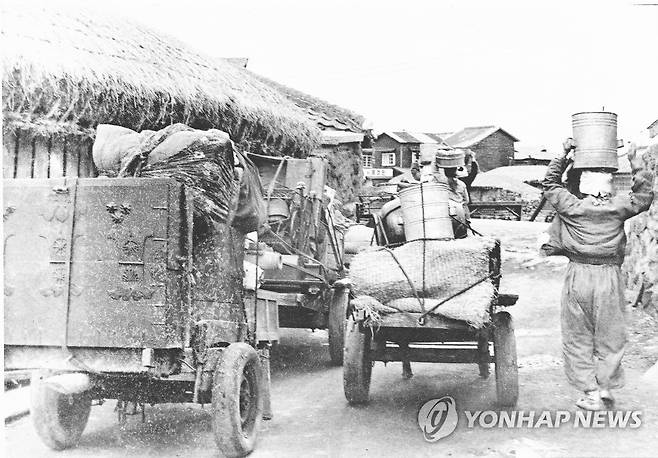 과거 제주의 신구간 이사 모습 (제주=연합뉴스) 1950∼1960년대 제주 전래 이사철인 '신구간' 모습. 사진은 '20세기 제주시'에서 발췌. [제주시 제공=연합뉴스] 2017.1.22. bjc@yna.co.kr