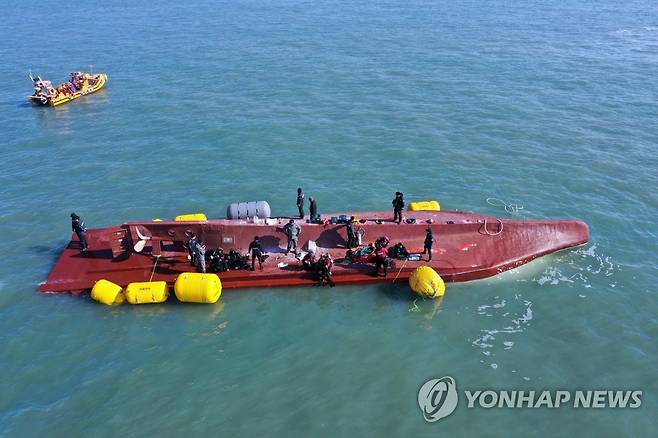 청보호 전복사고 현장서 실종자 수색 (신안=연합뉴스) 정회성 기자 = 5일 낮 전남 신안군 임자면 재원리 대비치도 서쪽 해상에서 해군과 해경 수색·구조대가 청보호 전복사고 실종자를 찾고 있다. 24t급 인천 선적 통발어선 청보호는 전날 오후 11시 19분께 전남 신안군 임자면 재원리 대비치도 서쪽 16.6㎞ 해상에서 전복됐다. 승선원 12명 중 3명이 구조됐으나 9명은 실종됐다. 2023.2.5 hs@yna.co.kr