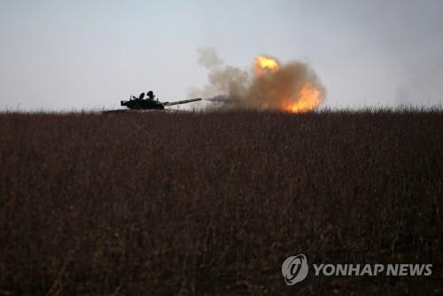 우크라이나 동부 요충지 바흐무트에서 포격 중인 우크라이나 탱크 [AFP 연합뉴스 자료사진. 재판매 및 DB 금지]