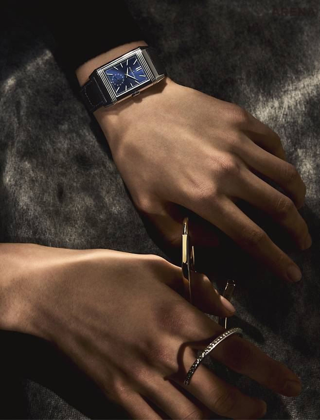 듀오페이스의 양면을 스테인리스스틸 케이스로 제작해 영원함을 나타내고, 1930년대 방식 그대로 2개의 매뉴얼 와인딩 무브먼트와 2개의 타임존, 낮/밤 인디케이터를 갖춘 리베르소 트리뷰트 듀오페이스 예거 르쿨트르 1천6백80만원 예거 르쿨트르, 18K 옐로 골드 소재의 티파니 락 뱅글·화이트 골드에 라운드 브릴리언트 다이아몬드를 세팅한 티파니 락 하프 파베 다이아몬드 뱅글 모두 가격미정 티파니 제품.