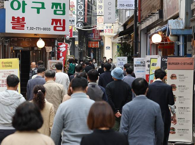 서울시청 인근 직장인들이 점심 식사를 하기 위해 식당가로 향하고 있다. (사진=연합뉴스)