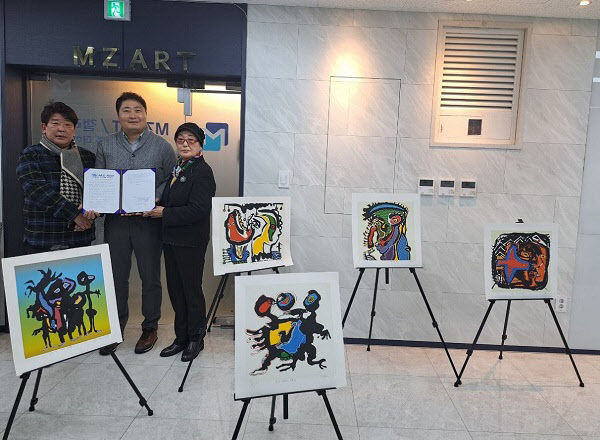 (좌측부터) 엠제트아트 관계자 2인 및 소호아트갤러리 홍관장 (사진=엠제트아트)