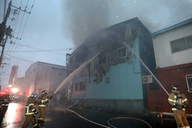 소방당국이 6일 오후 5시쯤 대구시 닿서구 갈산동 성서공단 2단지 재생재료 가공처리 공장에서 발생한 화재를 진압하고 있다. (사진=뉴스1)
