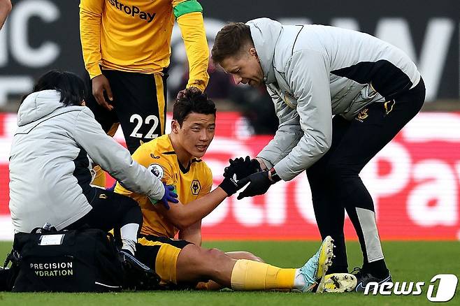 부상으로 고통을 호소하는 황희찬 ⓒ AFP=뉴스1