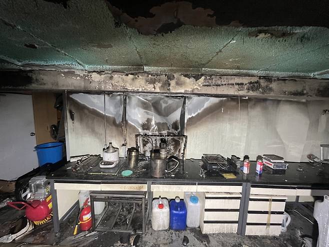 5일 오후 5시께 발생한 충남 천안시 서북구 부대동의 한 대학교 실험실 화재 현장 (천안 서북소방서 제공)