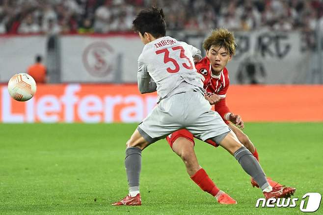 올림피아코스 미드필더 황인범(왼쪽) ⓒ AFP=뉴스1