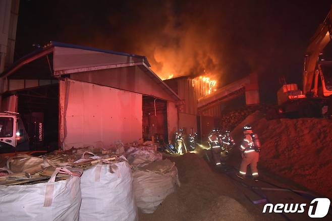 5일 화재 신고로 출동한 소방대원들이 불이난 펄프 공장에서 화재 진화작업을 하고있다. (대덕소방서 제공) /뉴스1