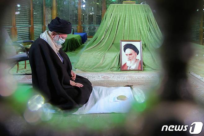 아야톨라 세예드 알리 하메네이 이란 최고지도자가 31일(현지시간) 테헤란에 있는 이슬람 혁명 지도자 아야톨라 루홀라 호메이니의 파리 망명 귀국 44주년을 맞아 그의 묘소를 찾아 참배를 하고 있다. ⓒ AFP=뉴스1 ⓒ News1 우동명 기자