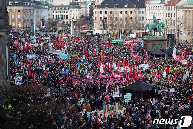 5일(현지시간) 덴마크 코펜하겐 국회 의사당 앞에 국방예산 충당을 위한 공휴일 축소 법안에 반대하는 시위가 열려 주최 측 추산 5만여명이 집결했다. 2023.2.5. ⓒ 로이터=뉴스1 ⓒ News1 김성식 기자
