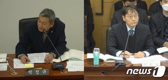 6일 박정규 전북도의원(왼쪽)이 업무보고에서 황철호 자치행정국장에게 질의를 하고 있다.2023.2.6/뉴스1