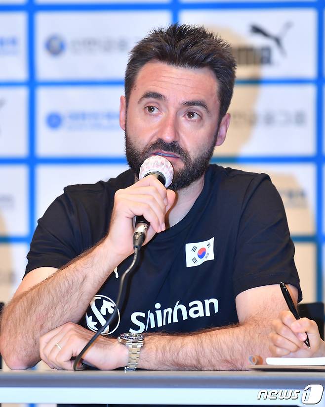 세자르 여자배구 국가대표팀 감독이 25일 오후 진천선수촌에서 열린 미디어데이에서 질문에 답변하고 있다. (대한배구협회 제공). 2022.5.25/뉴스1 ⓒ News1 이성철 기자