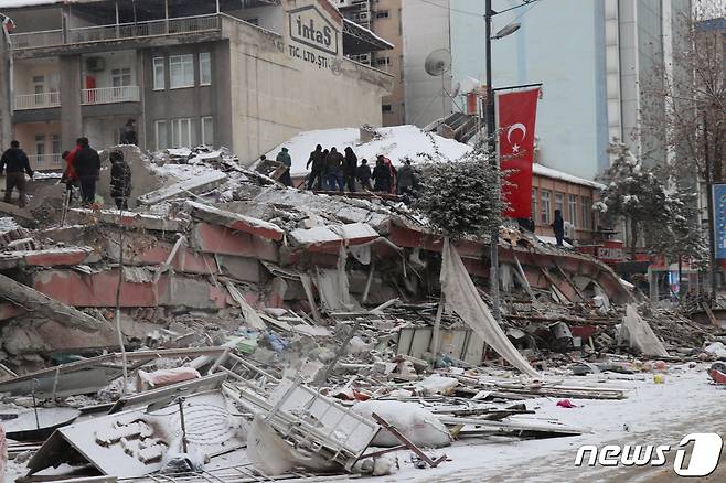 6일(현지시간) 터키 말라티아에서 구조대원들이 무너진 건물 잔해 속에서 구조한 사람을 옮기고 있다. ⓒ 로이터=뉴스1 ⓒ News1 권진영 기자