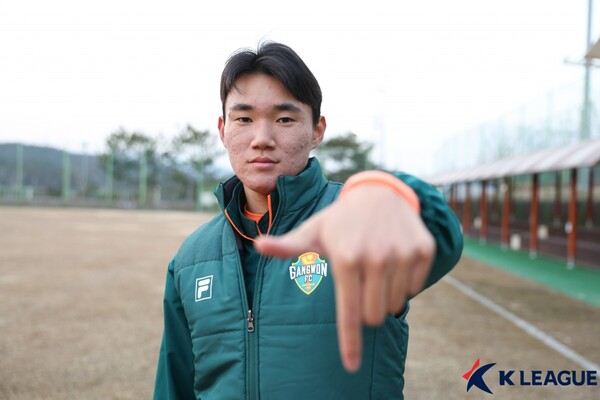 양현준이 자신의 등번호 7번을 의미하는 제스처를 취히고 있다. 사진┃한국프로축구연맹 제공