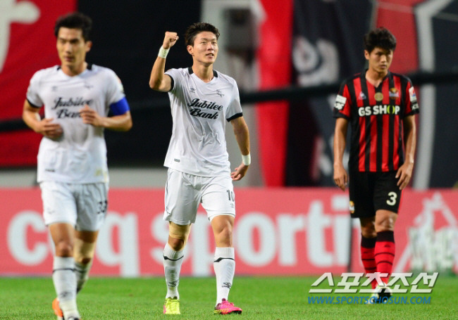 29일 서울 마포구 상암동 서울월드컵경기장에서 K리그 클래식 17라운드 FC서울과 성남FC의 경기가 열렸다. 전반 33분 역전골을 성공시킨 성남FC 황의조가 환호하고 있다.

상암=송정헌 기자 songs@sportschosun.com/2016.06.29