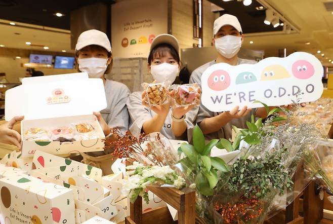 롯데백화점은 최근 디저트 팝업스토어에 힘쓰고 있다. 사진은 지난해 11월 롯데백화점 본점의 디저트 팝업스토어에서 직원들이 '카페 오디디오' 상품을 소개하는 모습/롯데백화점 제공
