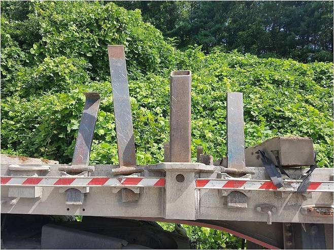 화물차들이 적재물 고정을 위해 사용하는 판스프링. 고정되지 않은 판스프링은 화물차 운행 중 튕겨져 나가 후속 차량의 유리창에 꽂히는 등 대형 사고를 촉발하는 요인으로 거론되고 있다. /강원경찰청 제공