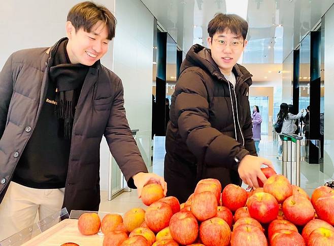 현대카드가 6일 서울 여의도 현대카드 본사 사옥 로비에서 출근길 임직원들에게 사과를 증정하는 깜짝 이벤트를 열었다./현대카드 뉴스룸