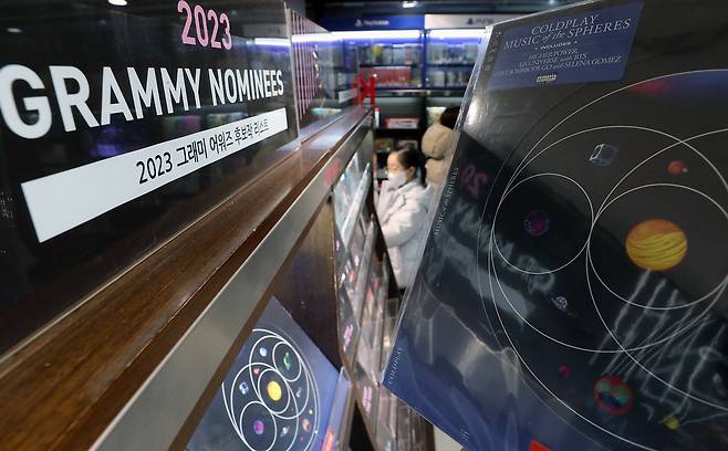 6일 서울 종로구 광화문 교보문고 핫트랙스에 세계적 밴드 콜드플레이의 9집 앨범 '뮤직 오브 더 스피어스'(Music Of The Spheres)가 진열되어 있다. /뉴스1 제공