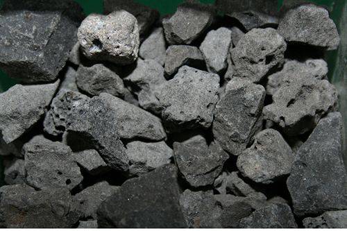 철을 만들 때 생기는 부산물인 슬래그. /포스코 제공