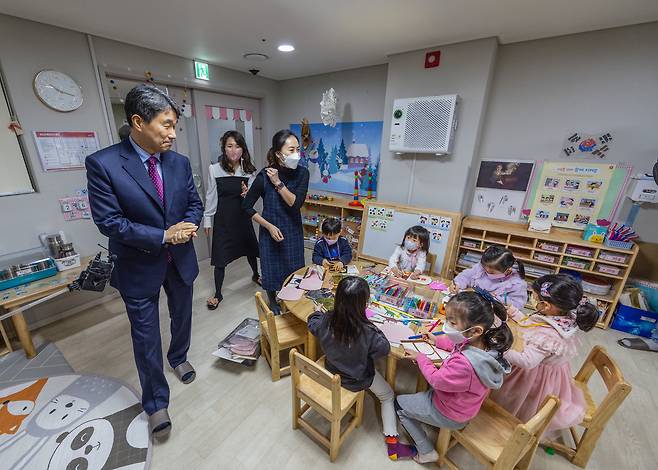 이주호 사회부총리 겸 교육부 장관이 6일 오전 서울 송파구 위례신도시 내 위례아이숲어린이집을 찾아 어린이들과 인사하고 있다. /연합뉴스