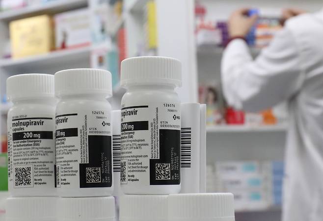 서울의 한 약국에서 판매 중인 신종 코로나바이러스 감염증(코로나19) 먹는 치료제 '라게브리오'. /뉴스1